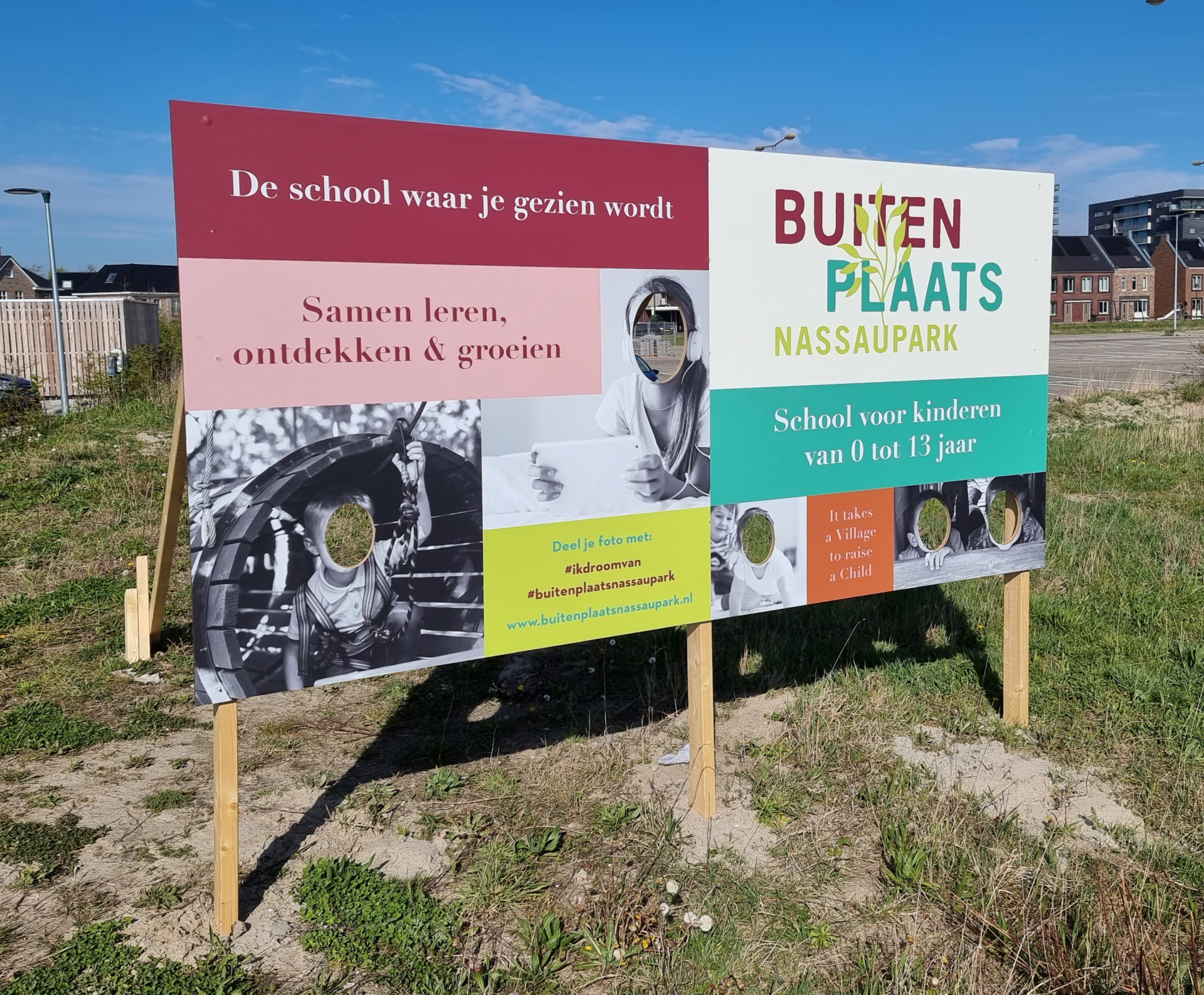 Billboard op de locatie van de school